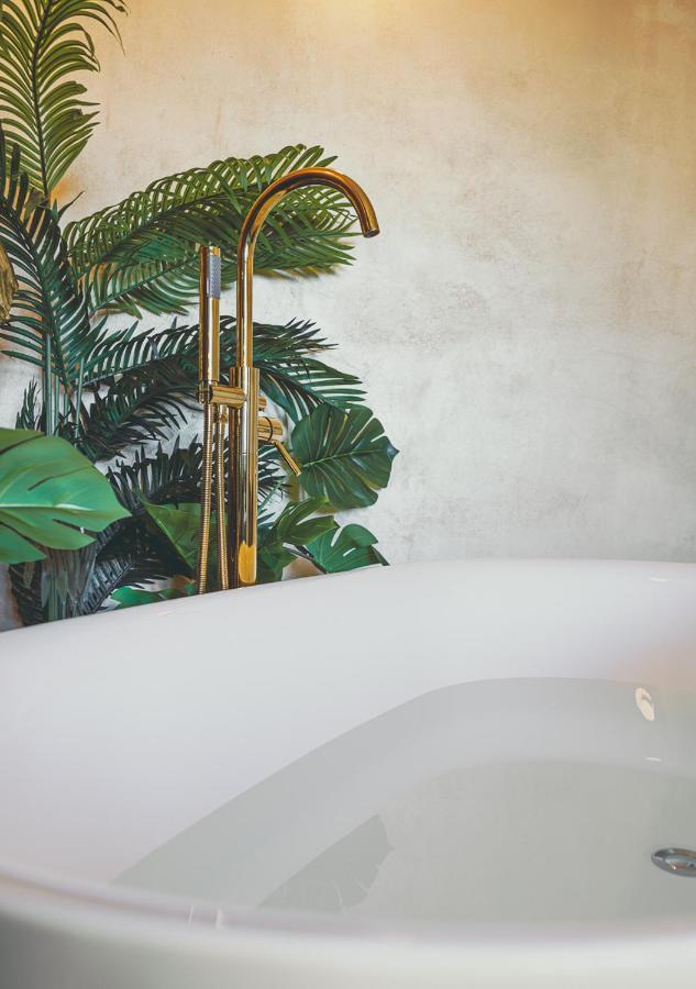 Jungle Suite --- Vasca In Camera Turim Exterior foto