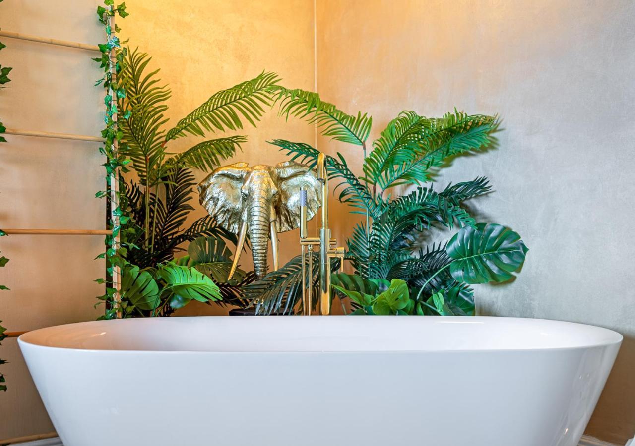 Jungle Suite --- Vasca In Camera Turim Exterior foto